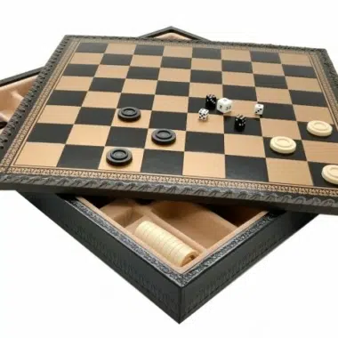 Otwarta kaseta na figury z szachownicą, planszą do backgammona i dopasowanymi żetonami