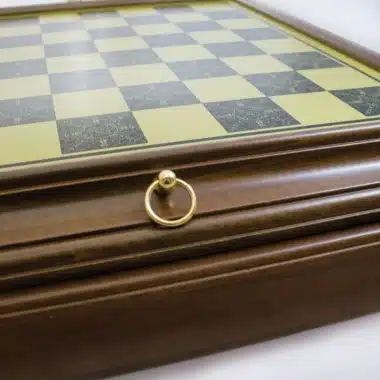 Zamknięta kaseta Napoleon, detal mosiężnego uchwytu na drewnie