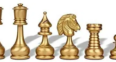 Złote figury dużego zestawu perskiego: król, hetman, goniec, skoczek, wieża i pion