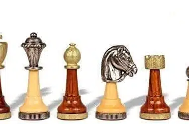 Zbliżenie na pełną gamę drewnianych figur i srebrnego metalu