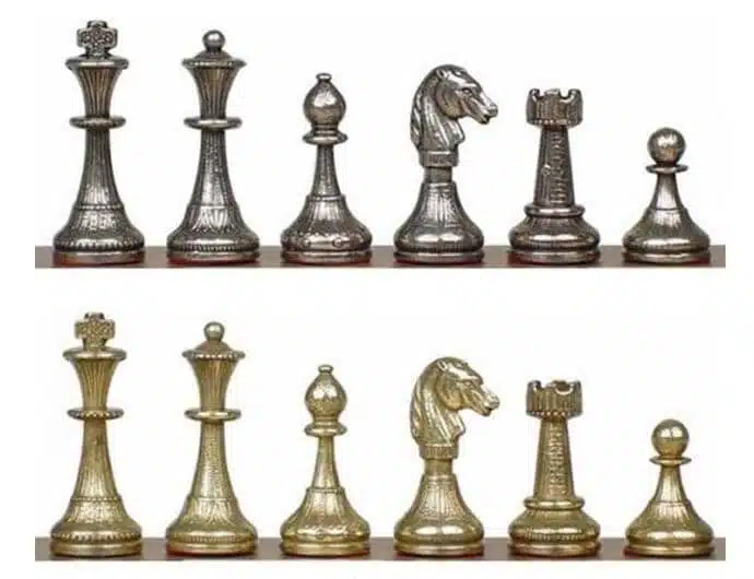 Dwa pełne rzędy złotych i srebrnych figur szachowych