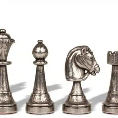 Figury szachowe Staunton z metalu w srebrnym wykończeniu: hetman, goniec, skoczek i wieża
