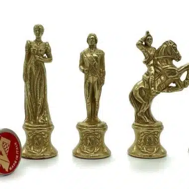 Pozłacane figury szachów Napoleon z medalionem Made in Italy