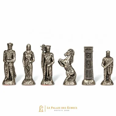 Detal czterech srebrnych figur, hetman, król, skoczek i wieża barbarzyńców