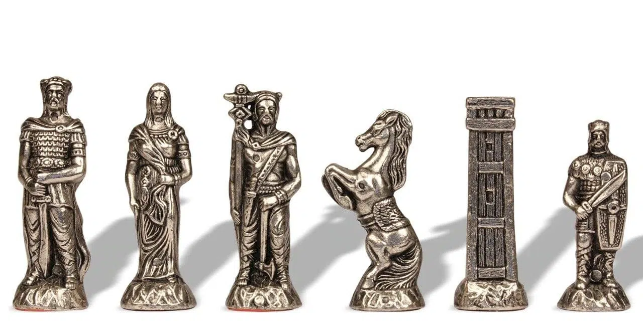 Detal czterech srebrnych figur, hetman, król, skoczek i wieża barbarzyńców