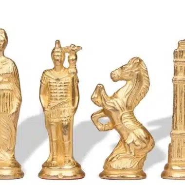 Detal czterech złotych figur rzymskich, hetman, król, skoczek i wieża