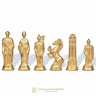 Detal czterech złotych figur rzymskich, hetman, król, skoczek i wieża