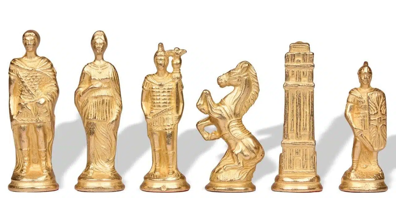 Detal czterech złotych figur rzymskich, hetman, król, skoczek i wieża