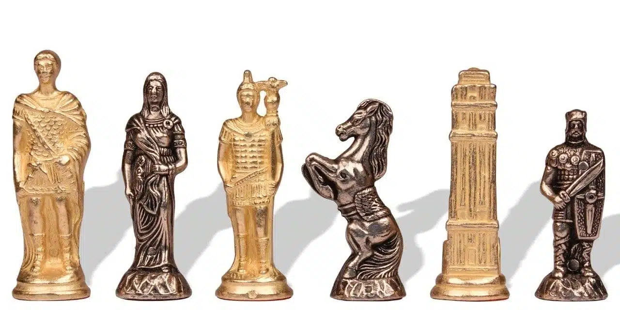 Detal czterech złotych figur, król, goniec, skoczek i wieża z zestawu rzymskiego