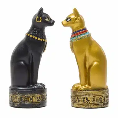 Piony-koty Bastet z zestawu Starożytny Egipt, jeden czarny i jeden złoty naprzeciw siebie