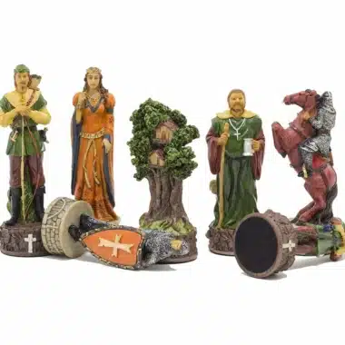 Pièces d'échecs Robin des Bois en résine, détail de l'arbre, du tambour et du cavalier rouge