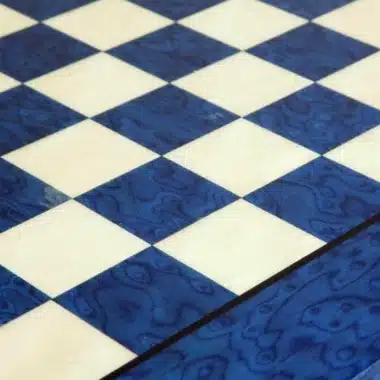 Szachownica z drewna klonowego i niebieskiego wrzośca, zbliżenie na pola