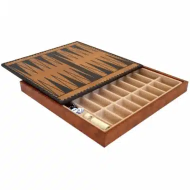 Otwarty backgammon ze skóry ekologicznej z widocznym schowkiem i kostkami