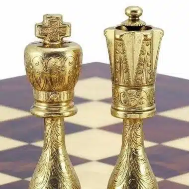 Pozłacany król i hetman Arabesque, zbliżenie na szachownicy z drewna i alabastru