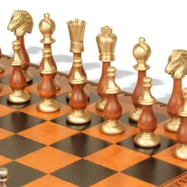 Szczegół złotych i drewnianych figur Szachów Grand Oriental, zbliżenie