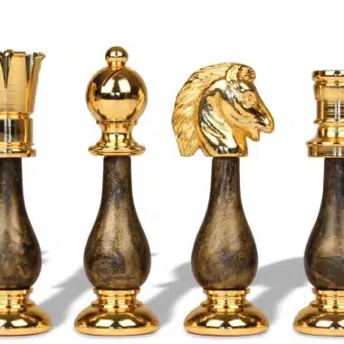 Detal złotych figur z litego mosiądzu: król, wieża i skoczek