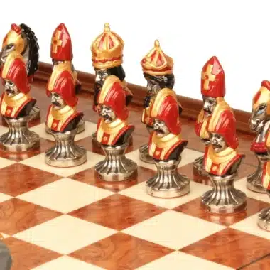 Detal czerwonych i złotych figur zestawu szachowego Moncada na szachownicy