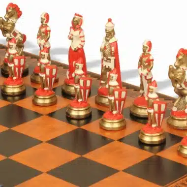 Detal czerwonych i złotych figur zestawu szachowego Mary Stuart na szachownicy