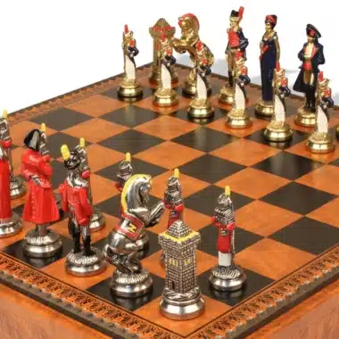 Czerwone i niebieskie figury zestawu szachowego Napoléon naprzeciw siebie na szachownicy