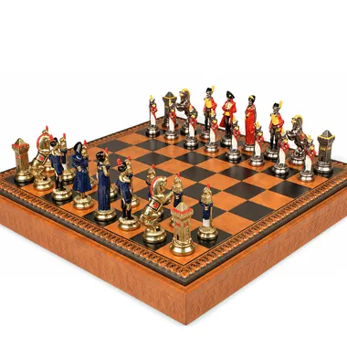 Figury zestawu szachowego Napoléon ustawione na szachownicy z ekoskóry