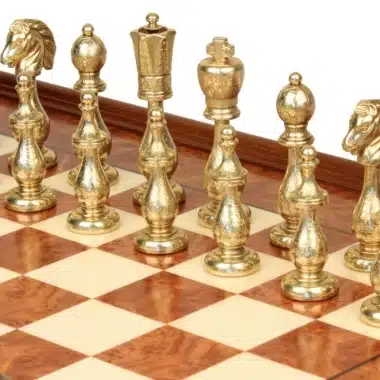 Detal złotych metalowych figur szachów Arabesque na szachownicy