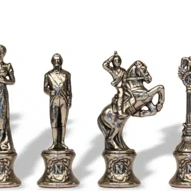Srebrne figury szachów Napoléon, król, hetman, skoczek i wieża ustawione w rzędzie