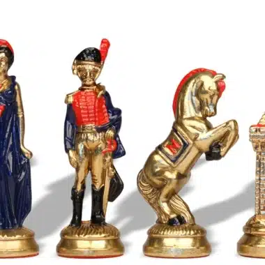 Hetman, żołnierz, skoczek i wieża zestawu szachowego Napoleon w wykończeniu złotym