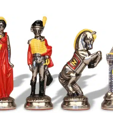 Hetman, żołnierz, skoczek i wieża zestawu szachowego Napoleon w wykończeniu srebrnym