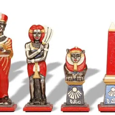 Metalowe figury egipskie: faraon, królowa, lew i obelisk ustawione obok siebie