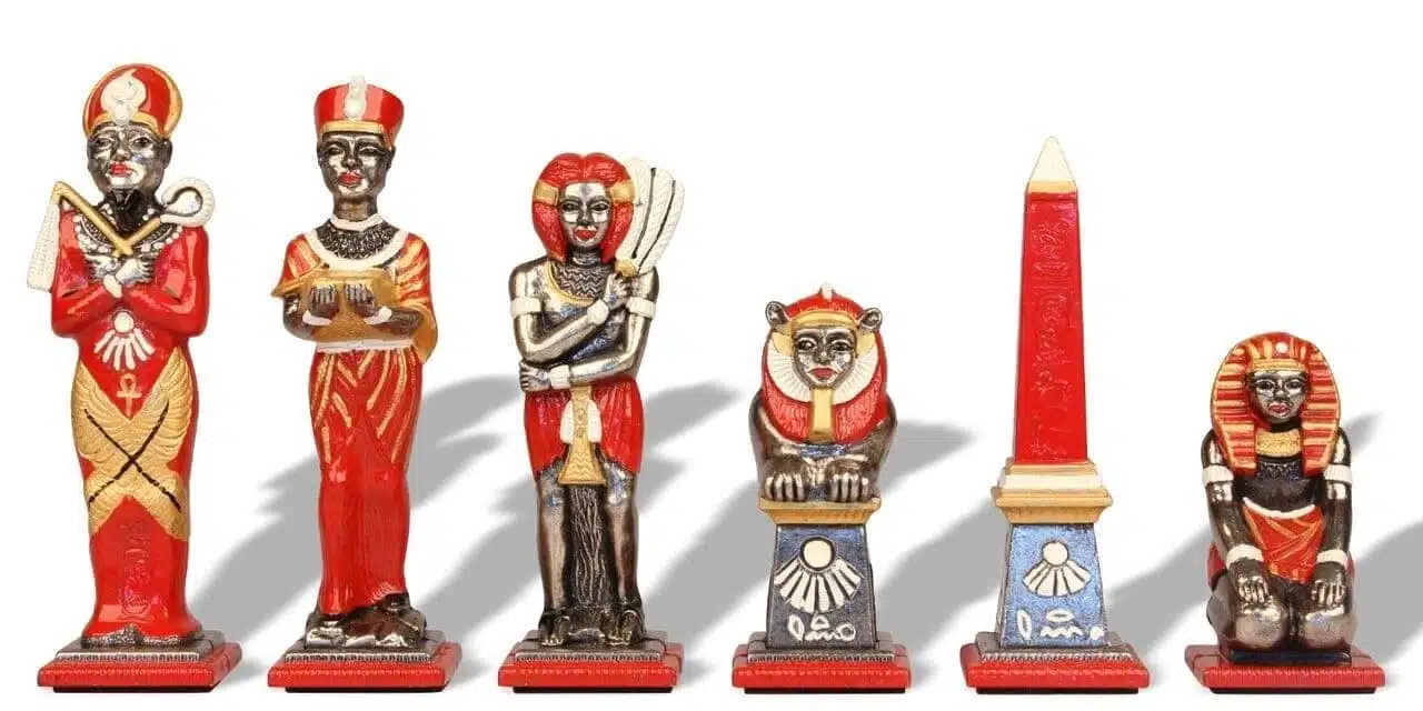 Metalowe figury egipskie: faraon, królowa, lew i obelisk ustawione obok siebie