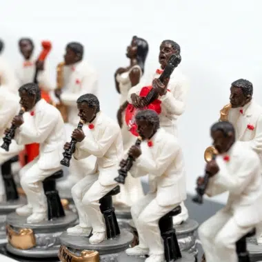 Detal figur Jazz, muzycy w białych kostiumach z instrumentami dętymi i klarnetem