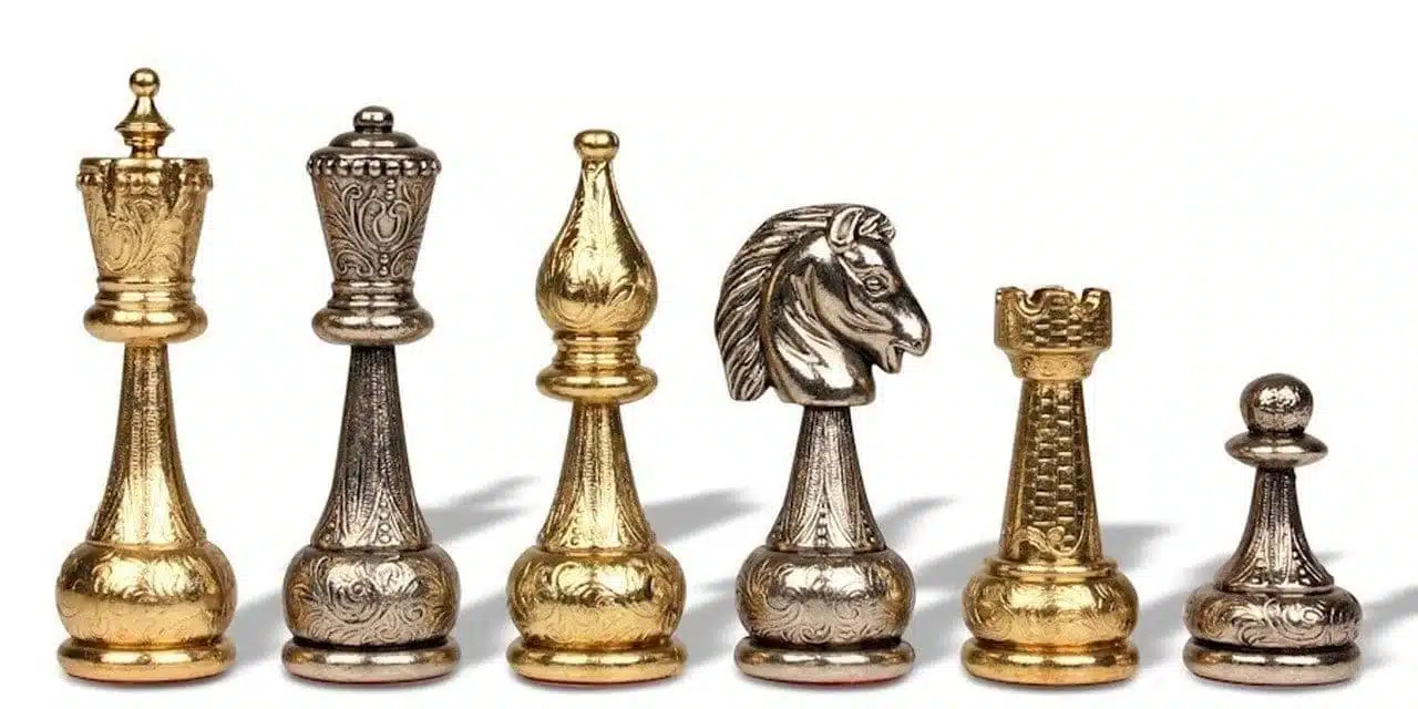 Zbliżenie złotych figur Staunton: hetman, goniec, skoczek i wieża