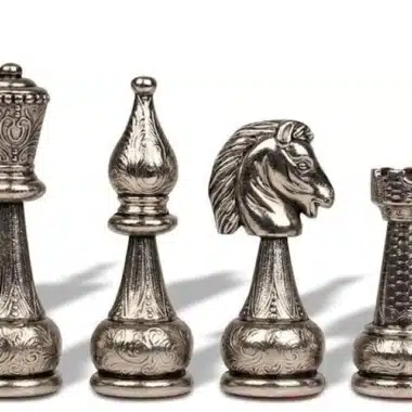 Zbliżenie srebrnych figur Staunton: hetman, goniec, skoczek i wieża