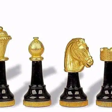 Szczegół czarnych figur ze złotym wykończeniem: hetman, goniec, skoczek i wieża