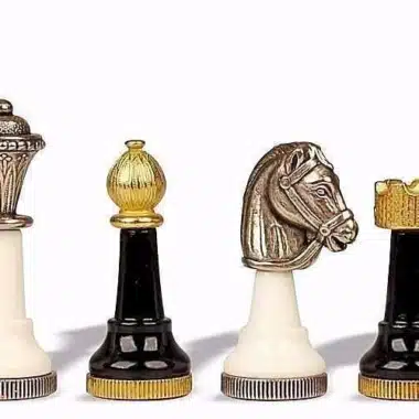 Szczegół białych figur ze srebrnym wykończeniem: hetman, goniec, skoczek i wieża