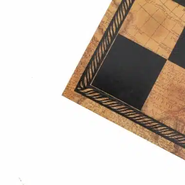 Szczegół narożnika szachownicy z grawerowaną bordiurą i motywami dawnych map