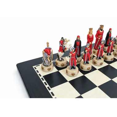 Szczegół czerwonych figur, król, hetman i skoczek na szachownicy