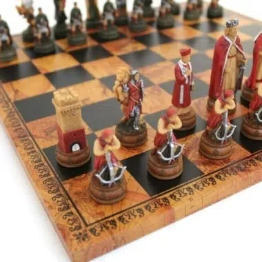 Figury szachowe Camelot ustawione na szachownicy, zbliżenie