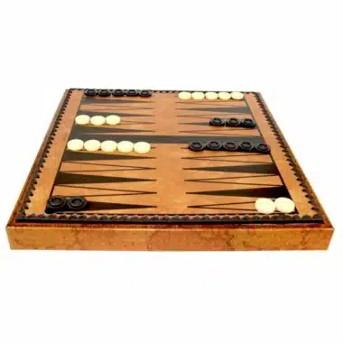 Plansza do backgammona z ekoskóry widziana z przodu z pionkami w grze