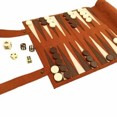 Otwarty zwijany backgammon w kolorze brązowym z pionkami i kośćmi