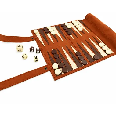 Otwarty zwijany backgammon w kolorze brązowym z pionkami i kośćmi