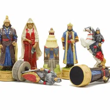 Szczegółowe figury szachowe przedstawiające mongolskich wojowników i rosyjskiego rycerza na koniu