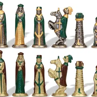 Pełny zestaw średniowiecznych metalowych figur szachowych ustawionych w rzędzie