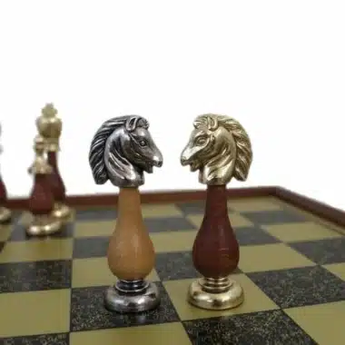 Skoczki w kształcie końskiej głowy, szczegół srebrnych i złotych figur