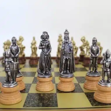 Figury Mary Stuart, król i hetman w centrum szachownicy