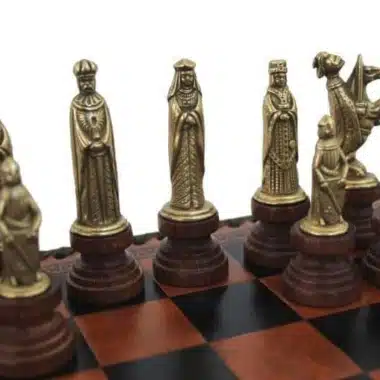 Szczegół złotych średniowiecznych figur przedstawiających króla, hetmana i postacie