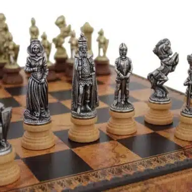 Figury szachowe Mary Stuart ze złoconego i posrebrzanego metalu na szachownicy