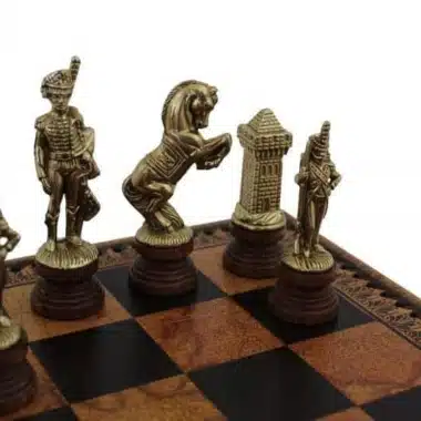 Szczegół złotych figur Napoleon: skoczek, wieża i pion na szachownicy