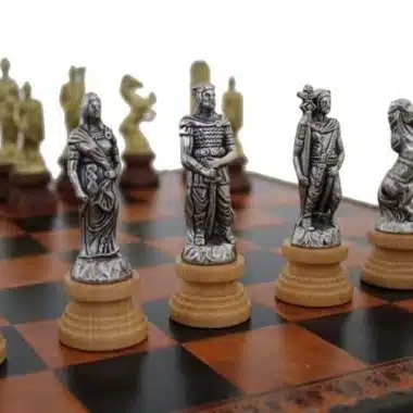 Szczegół posrebrzanych figur przedstawiających Rzymian na szachownicy