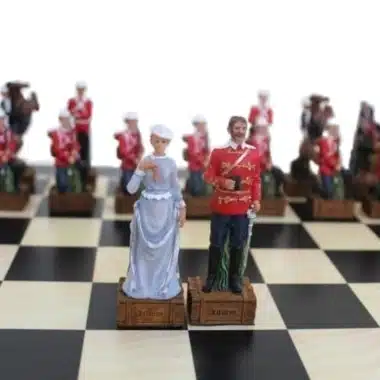 Szczegół figur królowej i brytyjskiego oficera naprzeciw figur zuluskich